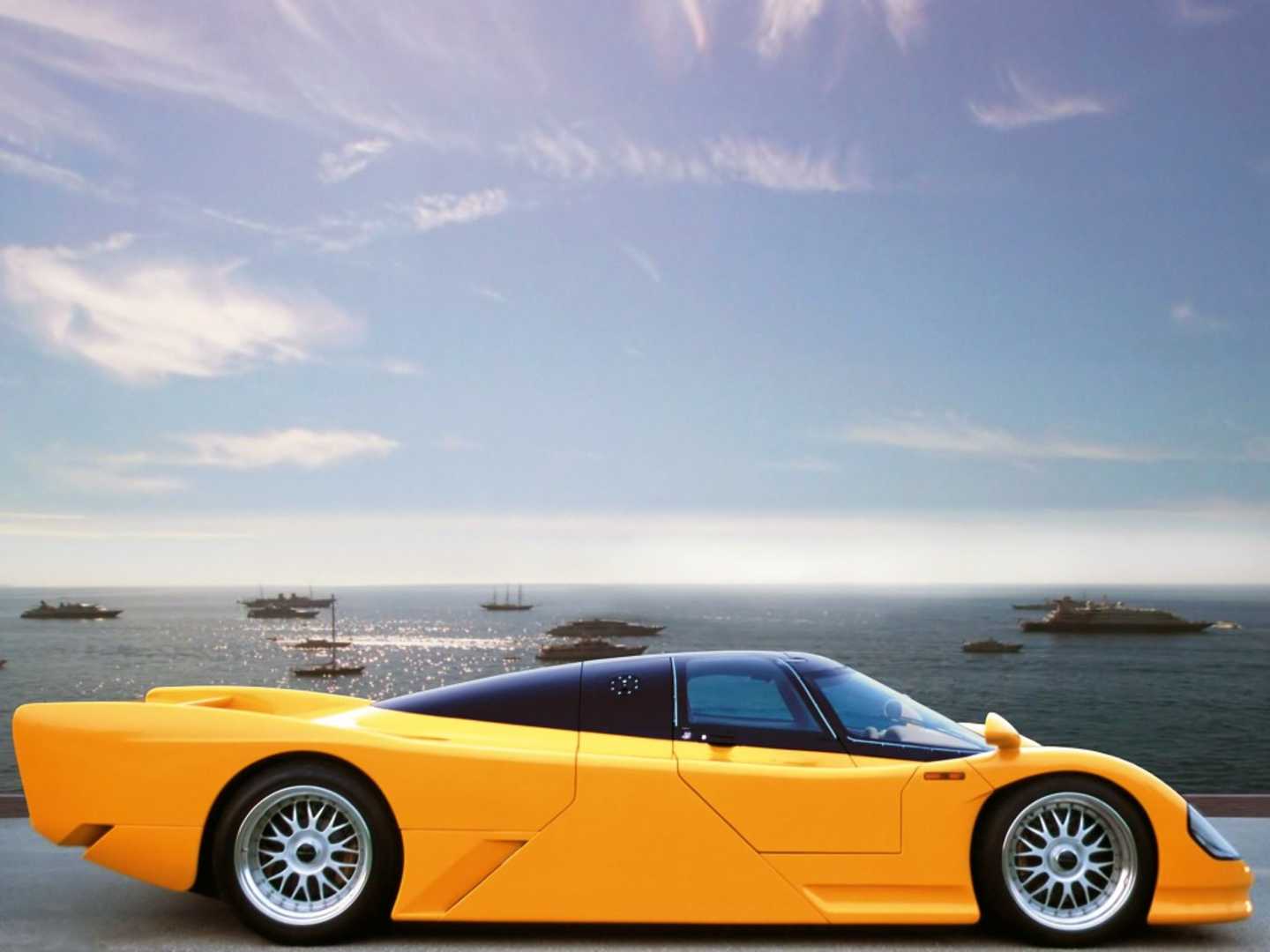 962 Le Mans jaune de profil en bord de mer