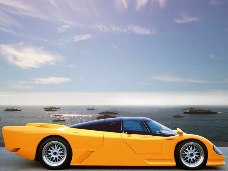 962 Le Mans jaune de profil en bord de mer