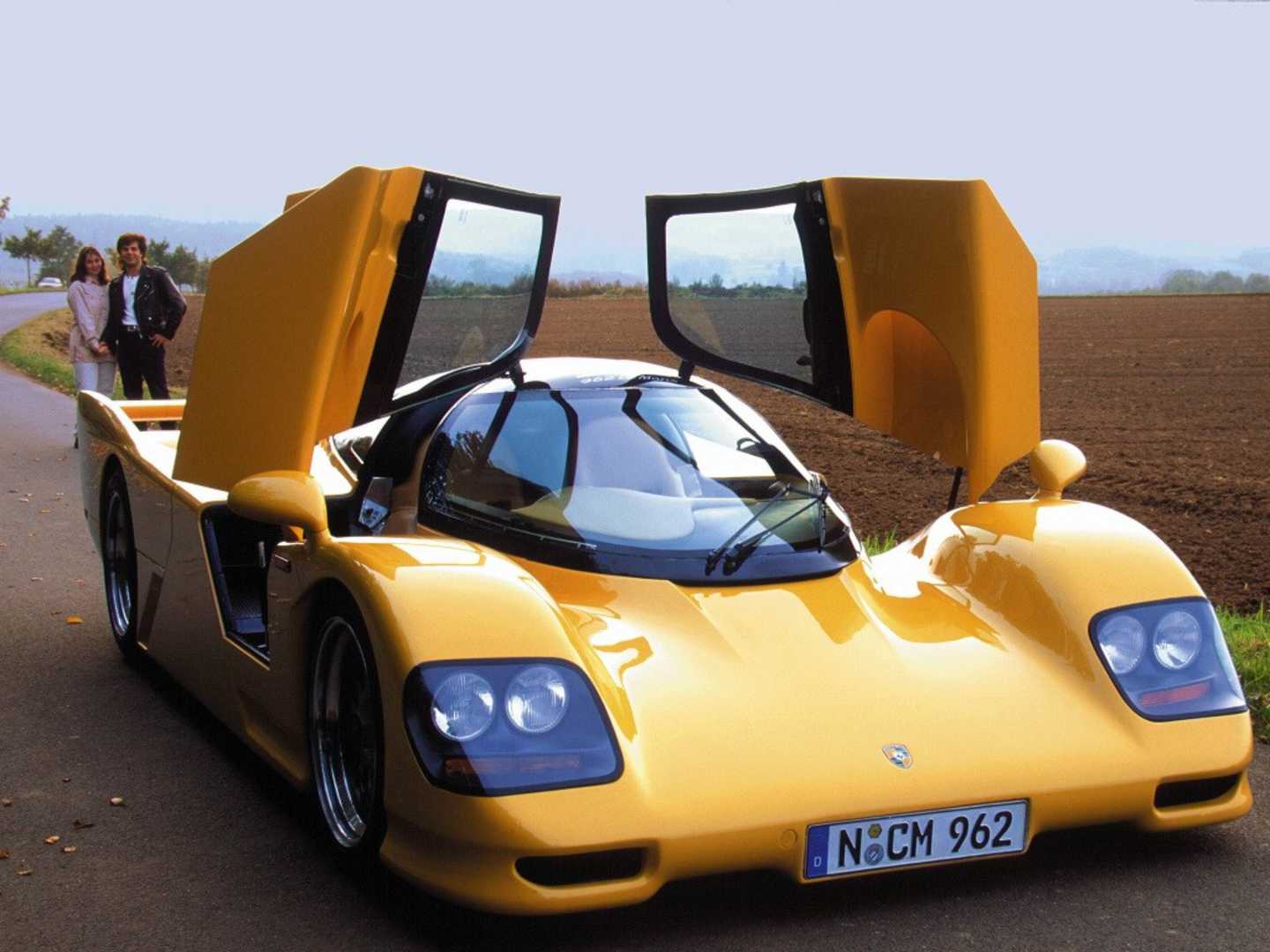 962 Le Mans jaune avec les portes papillons ouvertes