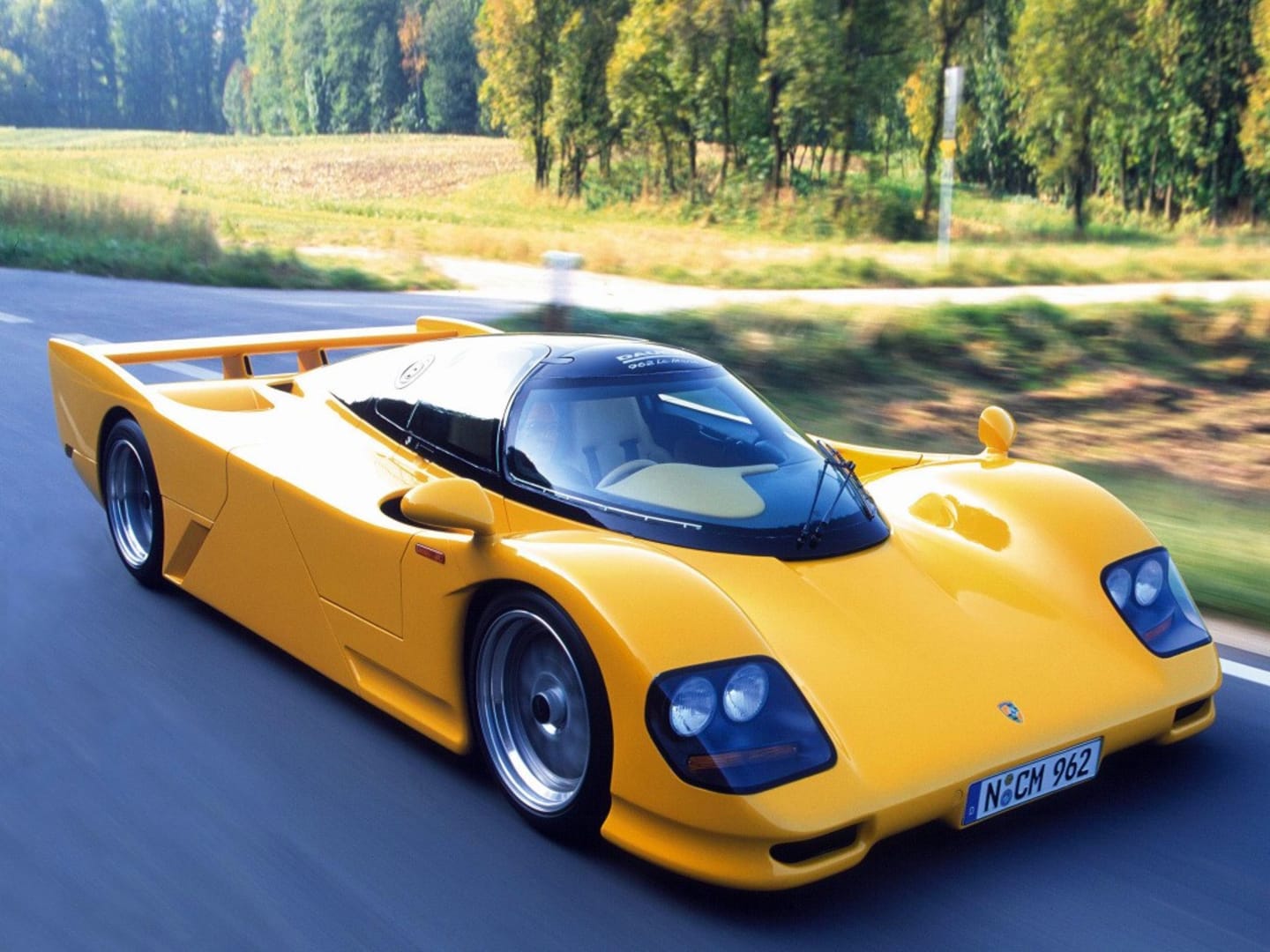 962 Le Mans jaune roulant sur route