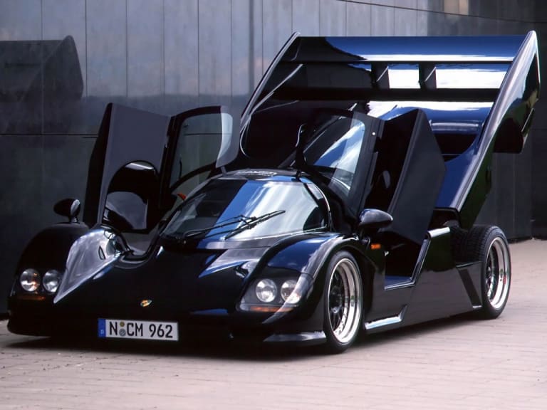 962 Le Mans noire avec les portes et le compartiment moteur ouvert