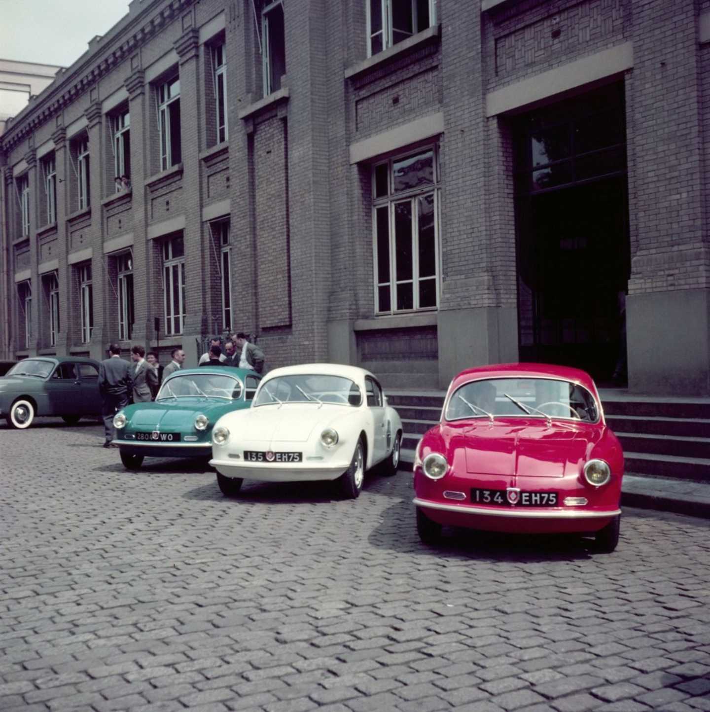Les 3 A106 peintes en bleu/blanc/rouge lors de la présentation à Renault en 1955 !