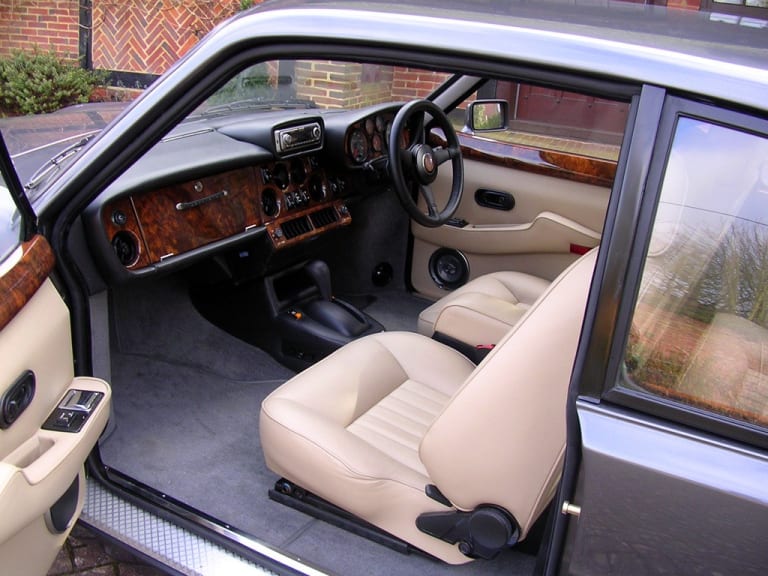 A l'intérieur, le luxe façon Bristol... so british !