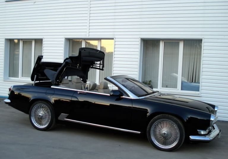 La version cabriolet est, elle, basée sur une BMW Série 6 et dotée d'un V8 !