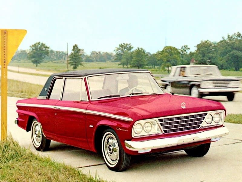 La Studebaker Daytona servira de base à l'Excalibur Serie I (sans le moteur qui viendra de chez Chevrolet)