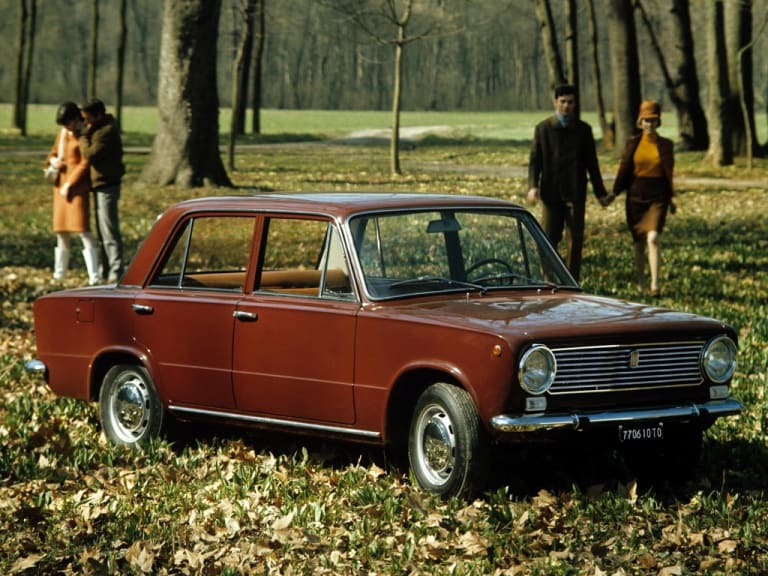 La Fiat 124, sortie en 1966, était une voiture moderne... pour l'époque... !