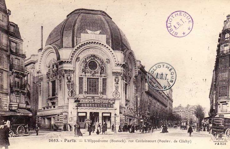 L'Hippodrome construit en 1899 (en haut) deviendra ensuite un cinéma, et prendra une façade art déco en 1930 (en bas). Il faisait face à l'imposant Grand Garage Escoffier lors de la création d'Alpine