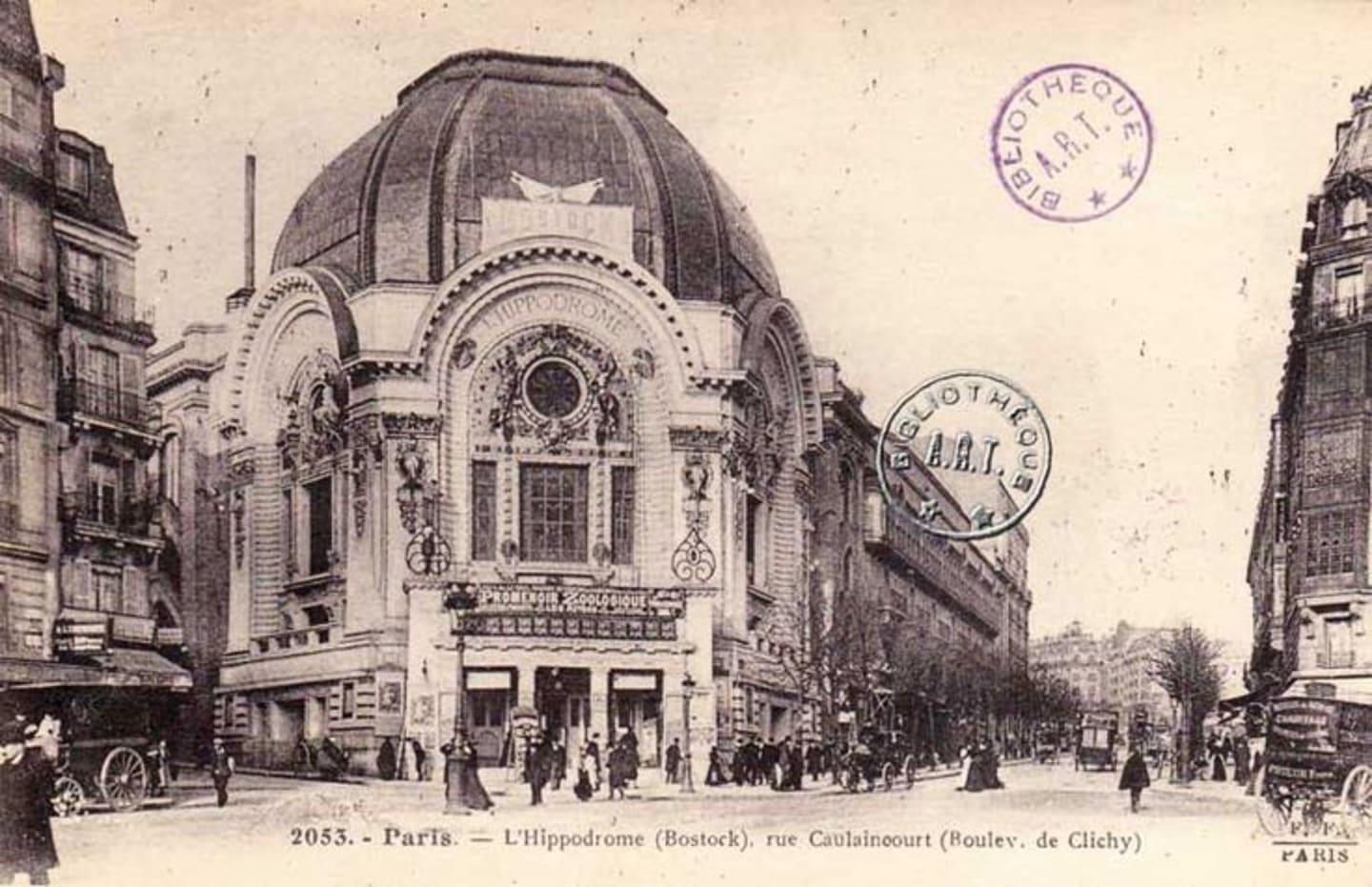 L'Hippodrome construit en 1899 (en haut) deviendra ensuite un cinéma, et prendra une façade art déco en 1930 (en bas). Il faisait face à l'imposant Grand Garage Escoffier lors de la création d'Alpine