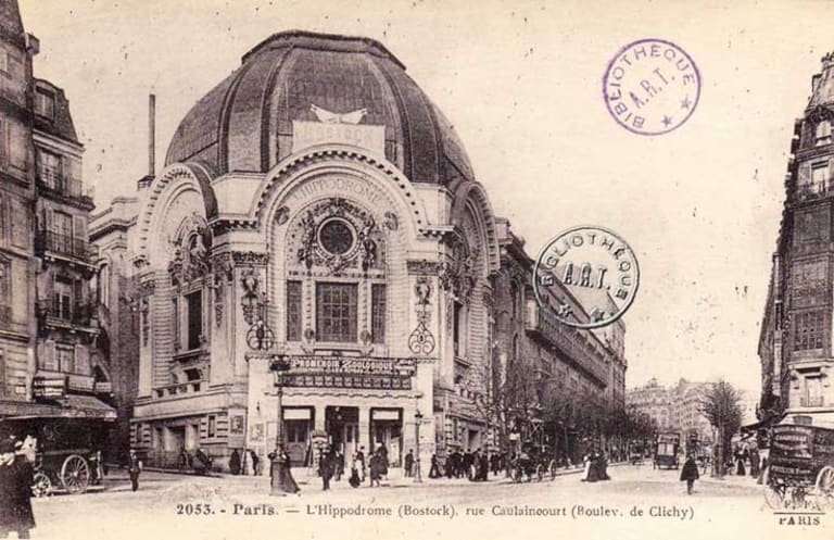 L'Hippodrome construit en 1899 (en haut) deviendra ensuite un cinéma, et prendra une façade art déco en 1930 (en bas). Il faisait face à l'imposant Grand Garage Escoffier lors de la création d'Alpine