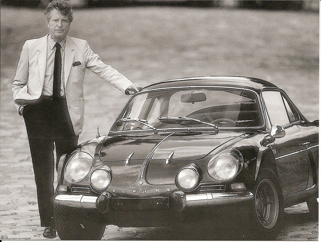 Jean Rédélé quelques années plus tard, devant une A110 fabriquée, elle, à Dieppe !