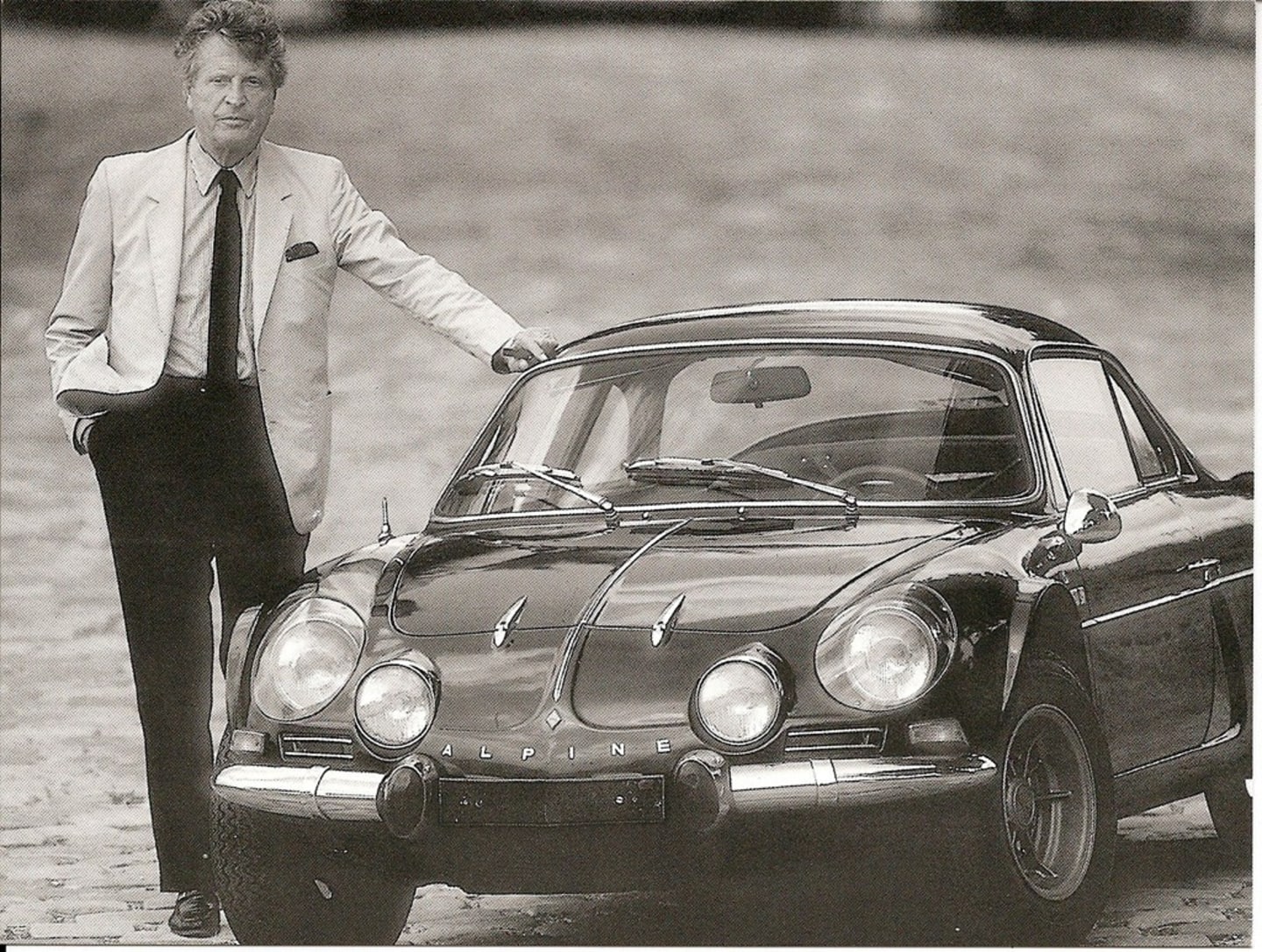 Jean Rédélé quelques années plus tard, devant une A110 fabriquée, elle, à Dieppe !