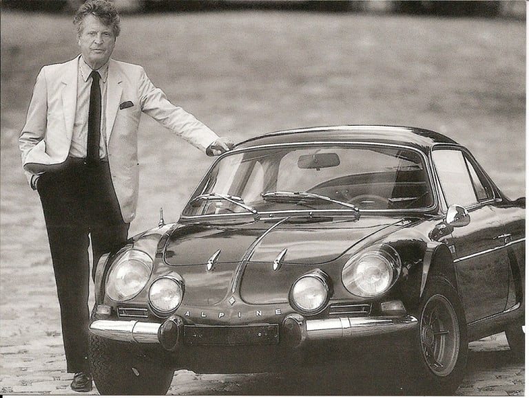 Jean Rédélé quelques années plus tard, devant une A110 fabriquée, elle, à Dieppe !