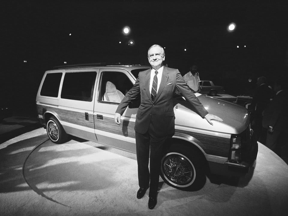 Lee Iaccoca fait le malin devant le Voyager, qui sortira 6 mois avant l'Espace... qui tire ses origines d'un projet Chrysler: ironie du sort !