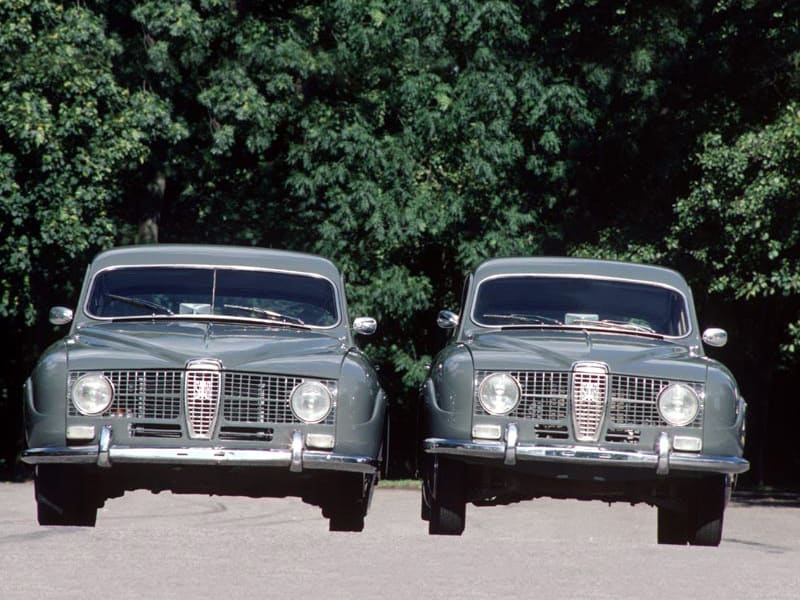 Le prototype Paddan aux côtés d'une Saab 96: voyez la différence de largeur !
