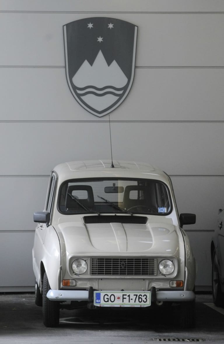 Slovenija, Ljubljana, 06.08.2010, 06. Avgust Osebno vozilo Renault 4 katrca Boruta Pahorja in Bmw sta parkirana pod grbom RS. Bobo: Bor Slana/ Bobo