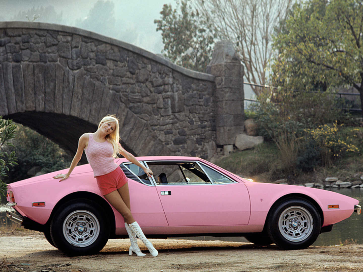 En 1972, retour à la voiture avec une De Tomaso Pantera étonnante en rose !