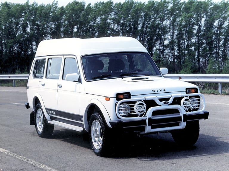 La version 213102 réhaussée (en haut), qui donnera naissance à la 213105 Ambulance (en bas)