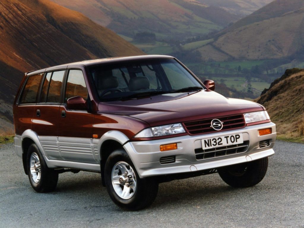 Ssangyong Musso bordeaux dans les montagnes
