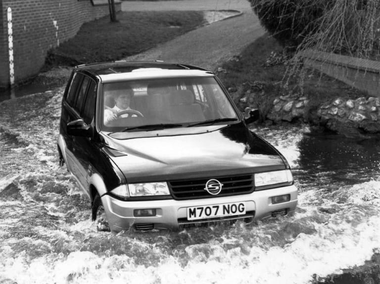 Ssangyong Musso roulant dans l'eau