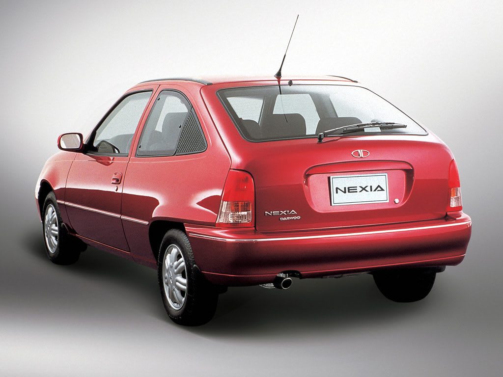 La Daewoo Nexia vu de l'arrière, sans logo "Le Juste Prix" malheureusement