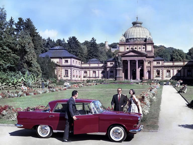 La Borgward P100 (au dessus), l'Isabella Coupé et le nouveau BX7 (en dessous)