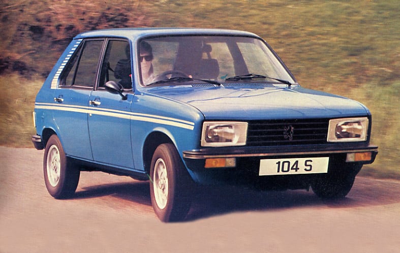 Peugeot 104 S bleue sur route