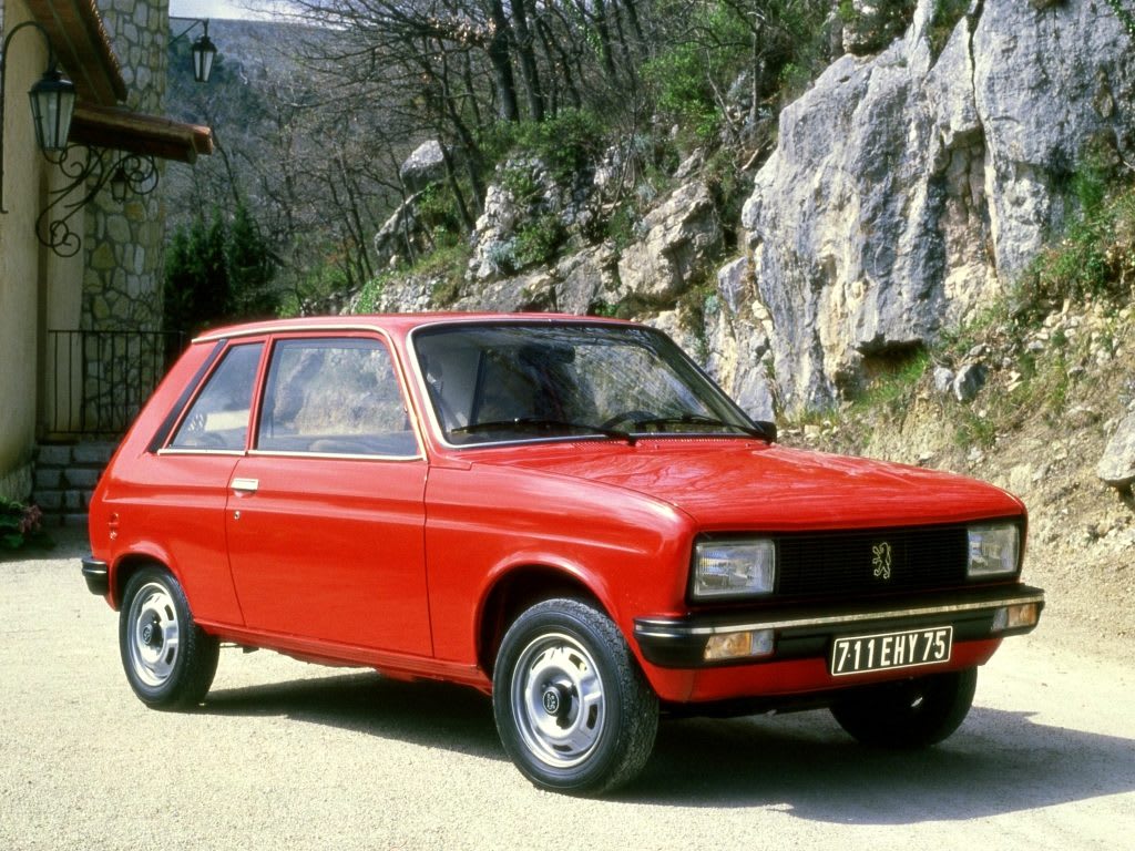 Peugeot 104 rouge de trois quarts avant