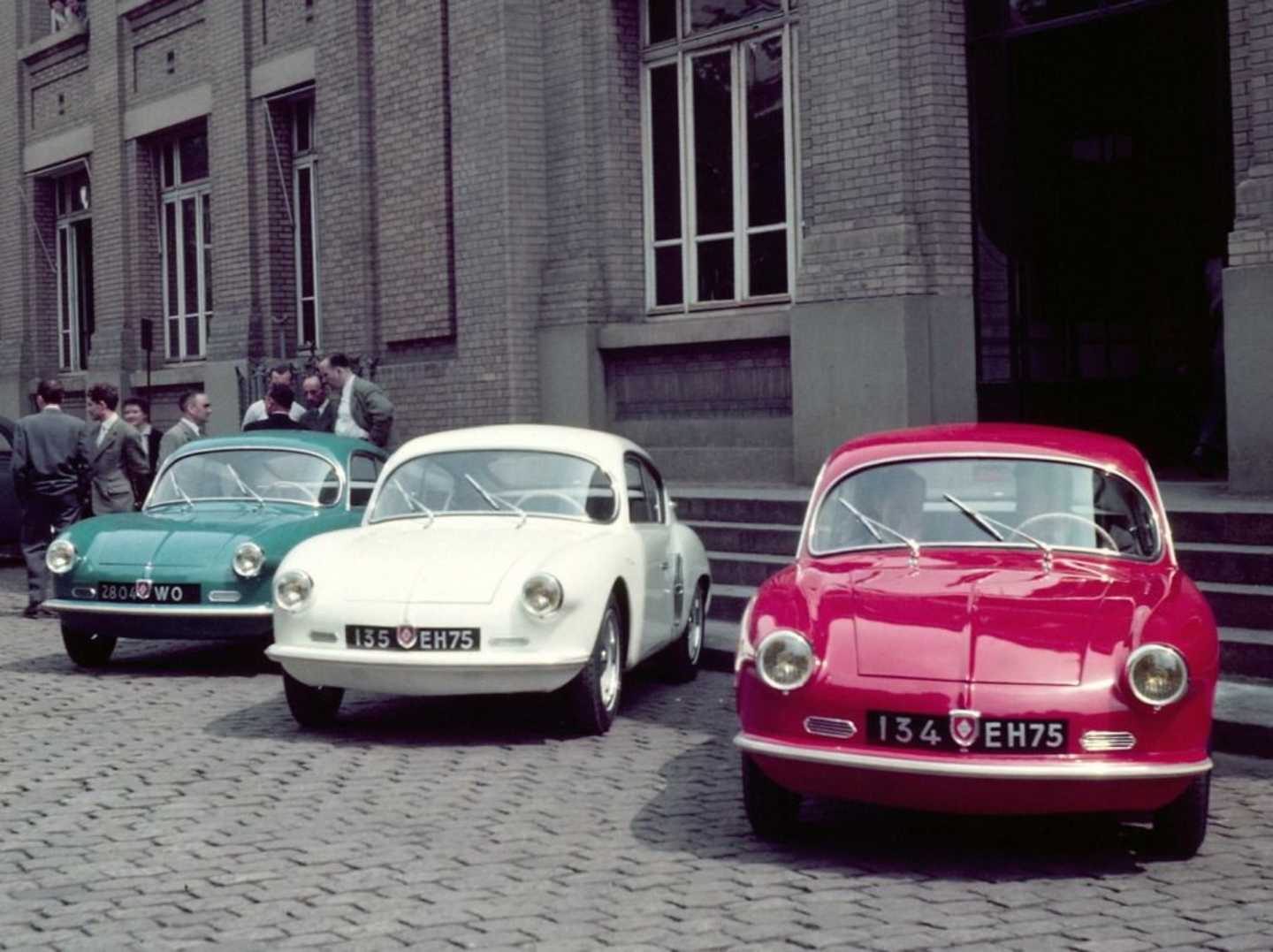 Les A106, proposées par Chappe et Gessalin, lors de leur présentation à Renault, habilement colorées en bleu/blanc/rouge !