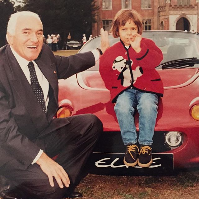 Romano Artioli et sa petite fille, Elisa, posant sur une Lotus Elise qui lui doit son nom !
