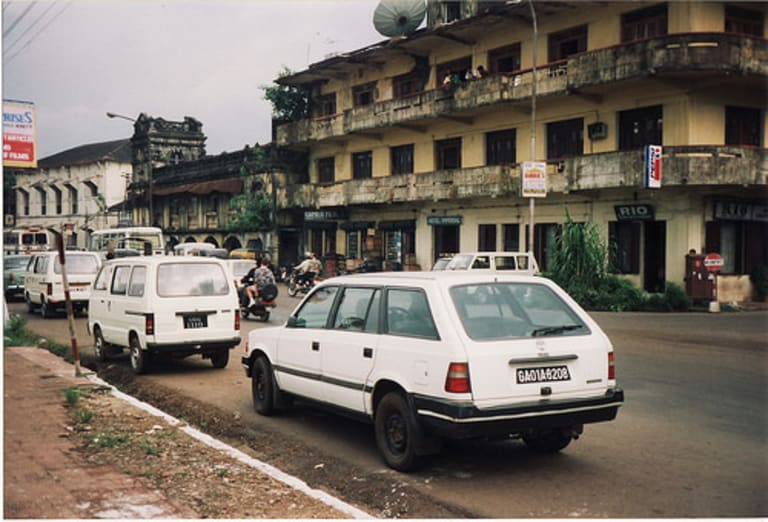 Une rare Estate dans une rue indienne, avec son arrière autant inspiré que son avant par la Mercedes W124 !