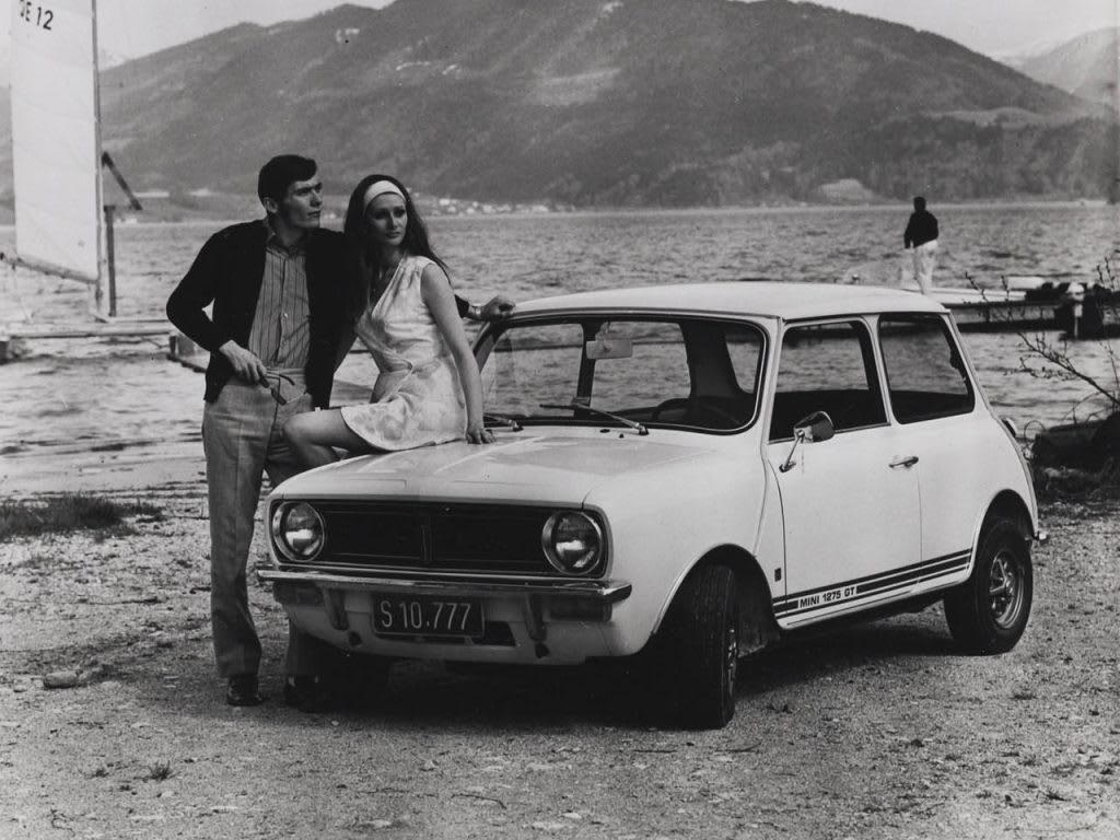 Photo de l'époque de la Mini 1275 GT en bord de mer