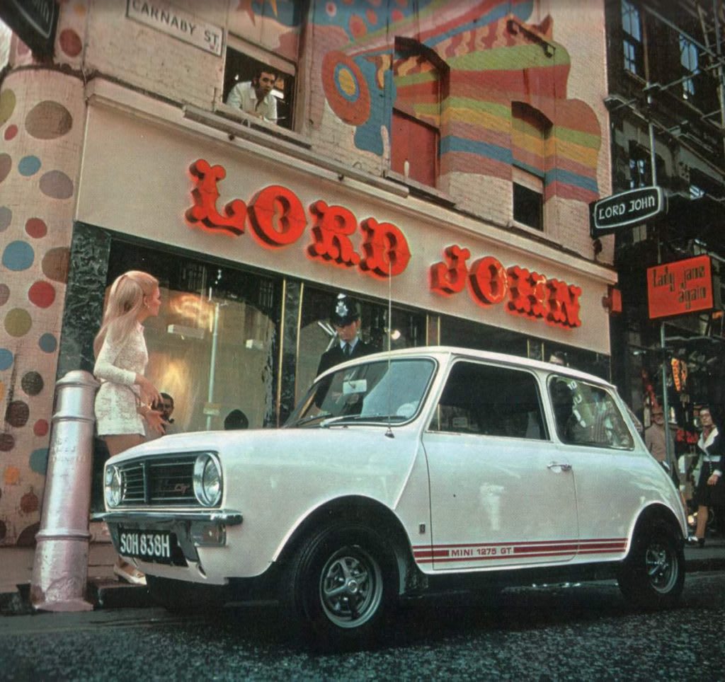 Mini 1275 GT devant une boutique