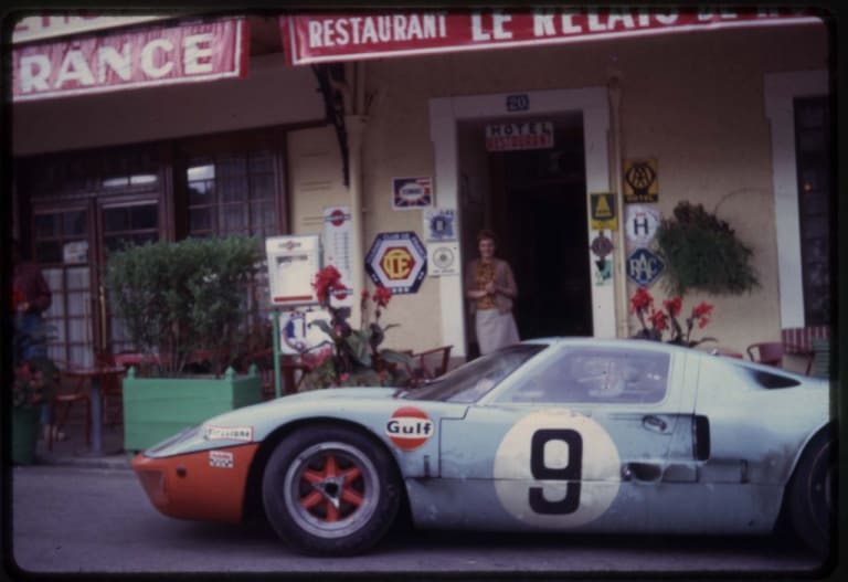 Une GT40 à son camp de base, l'hôtel de France de La Chartre !