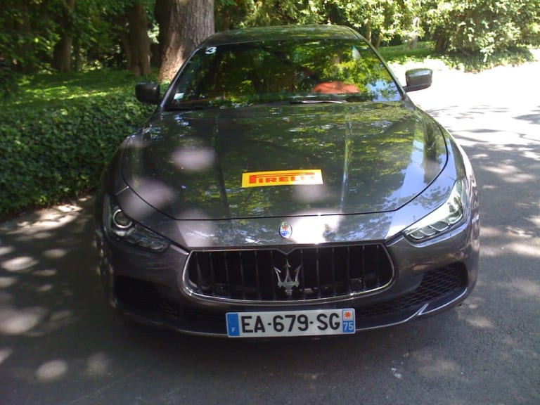 En haut: la Ghibli S Q4 de notre essai. En bas: les trois berlines disponibles pour l'après-midi !