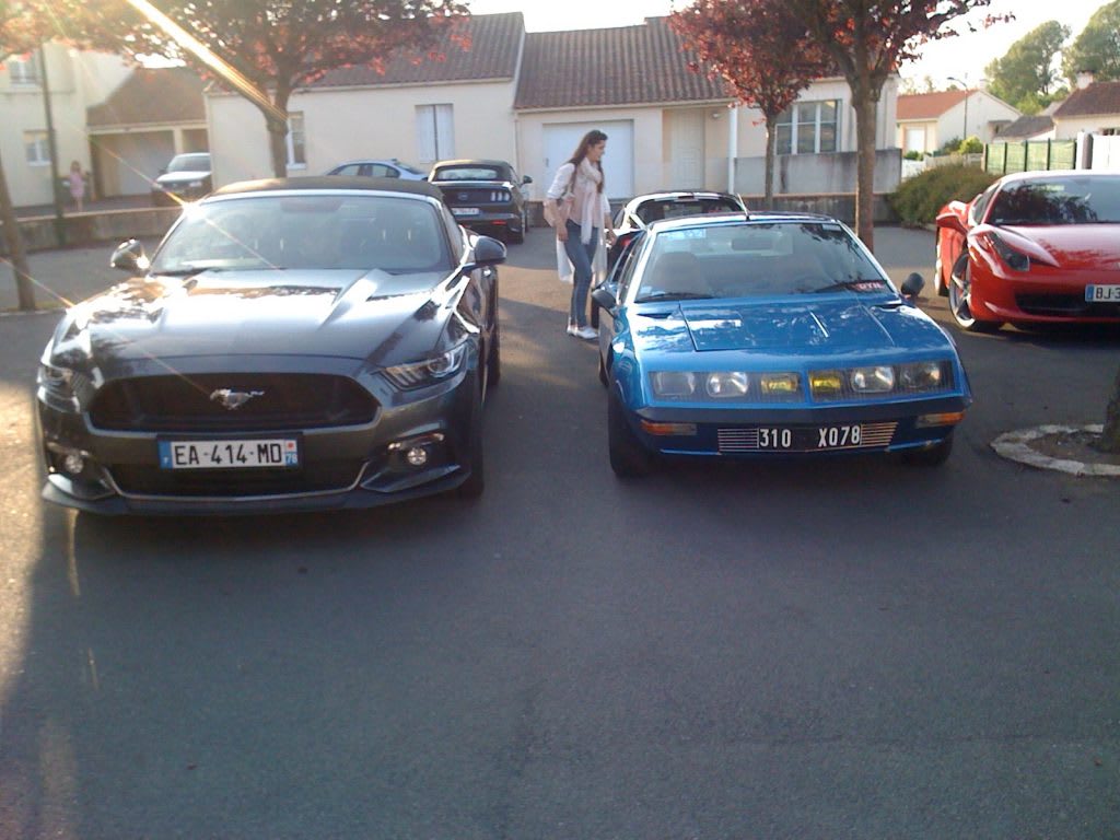 Rencontre entre la Mustang et l'A310... A l'arrière plan, Aurélie, qui écrit pour BR à ses heures perdues !