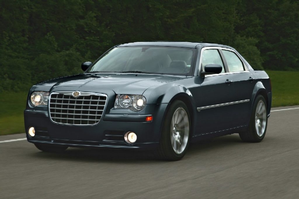 Chrysler 300C roulant sur route vue de trois quarts avant