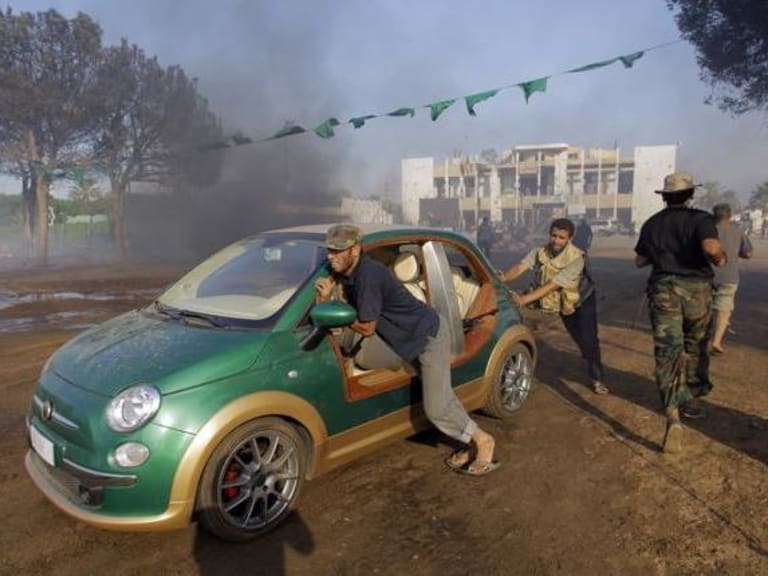 La plus célèbre des Castagna: la version plage électrique réalisée pour Kadhafi !