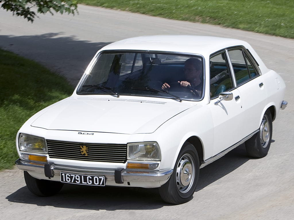 Peugeot 504 blanche sur la route