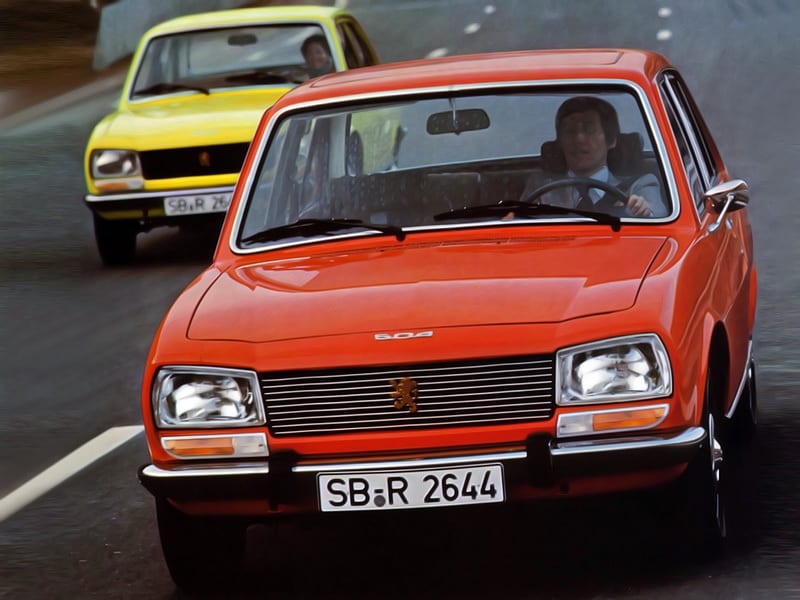 Deux Peugeot 504 sur la route