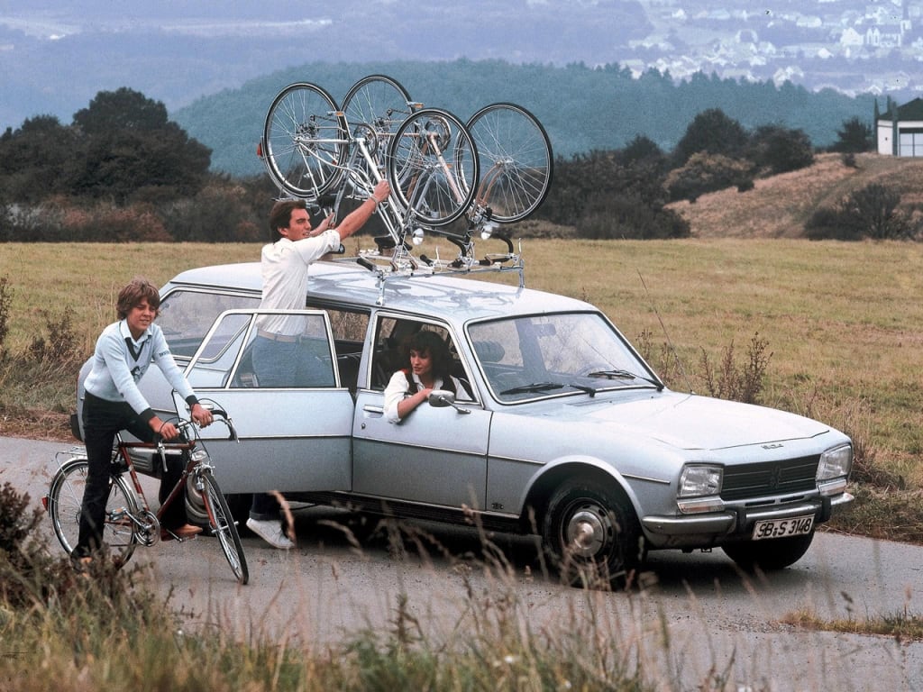 504 break avec des vélos sur le toit