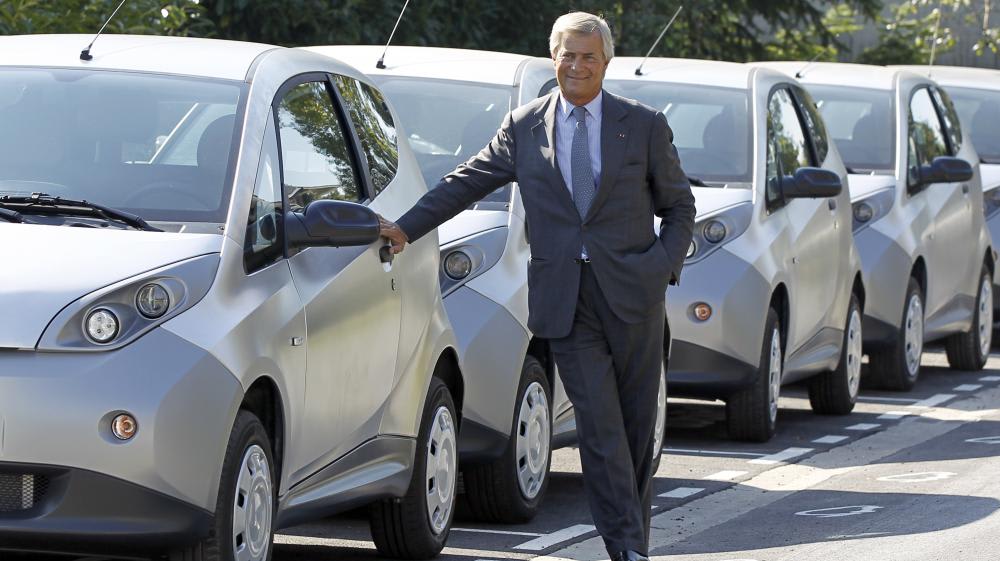 Vincent Bolloré pose avec ses Bluecars !