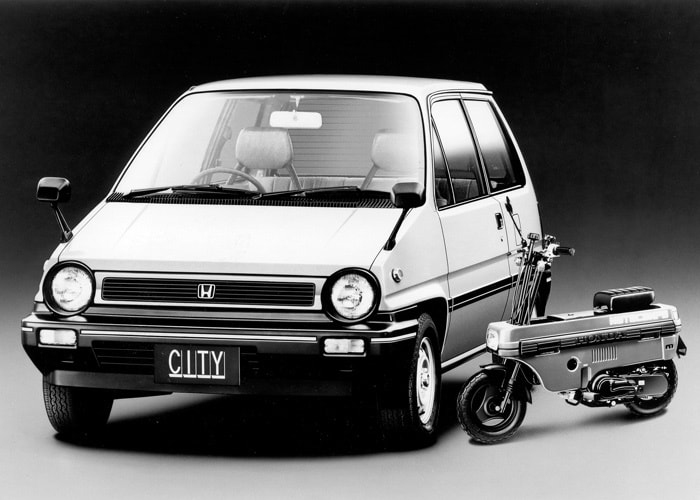 La City et sa Motocompo (en haut). La City et son Manhattan Sound dans le toit (en bas)
