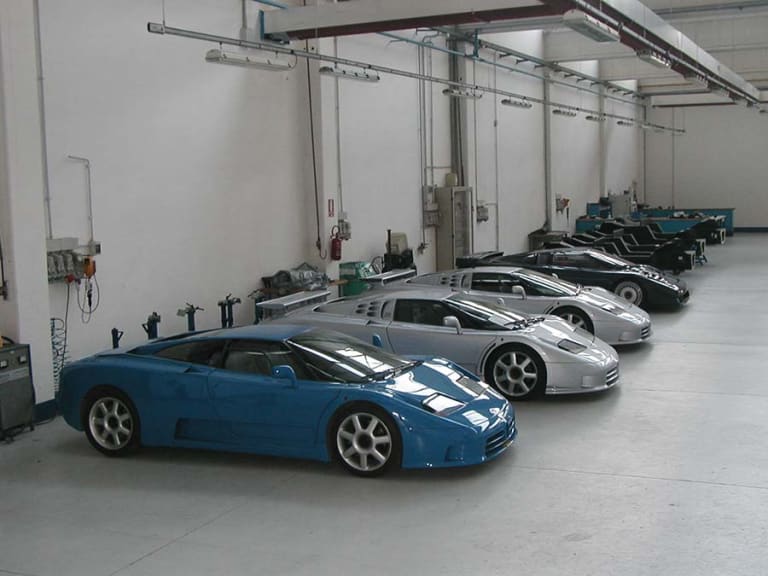 En haut, des Bugatti EB110 à l'entretien chez B Engineering, et en bas, la mise en route de l'EB112 de Gildo Pastor