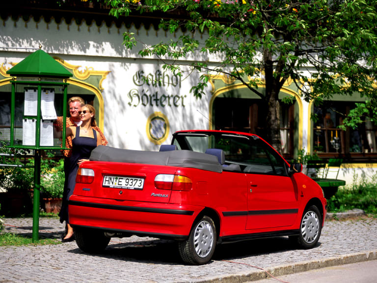 Punto Cabriolet rouge vue de dos