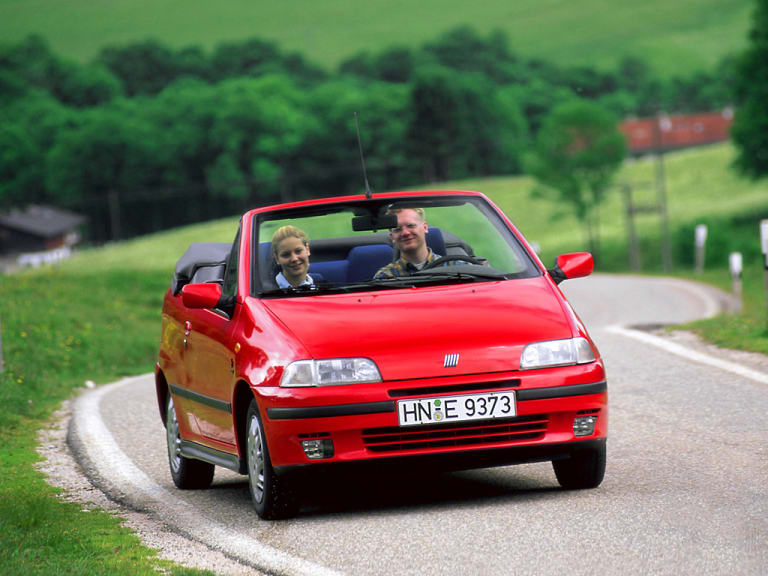 Punto Cabriolet rouge roulant sur la route