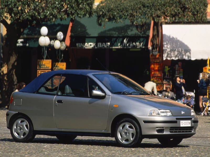 Punto Cabriolet avec la capote fermée dans la rue