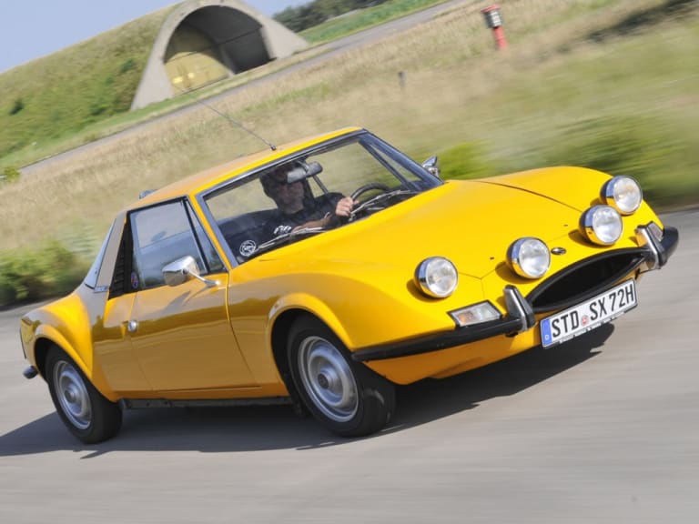 En version SX d'entrée de gamme (à partir de 1970), la 530 perd ses phares escamotables et son toit targa