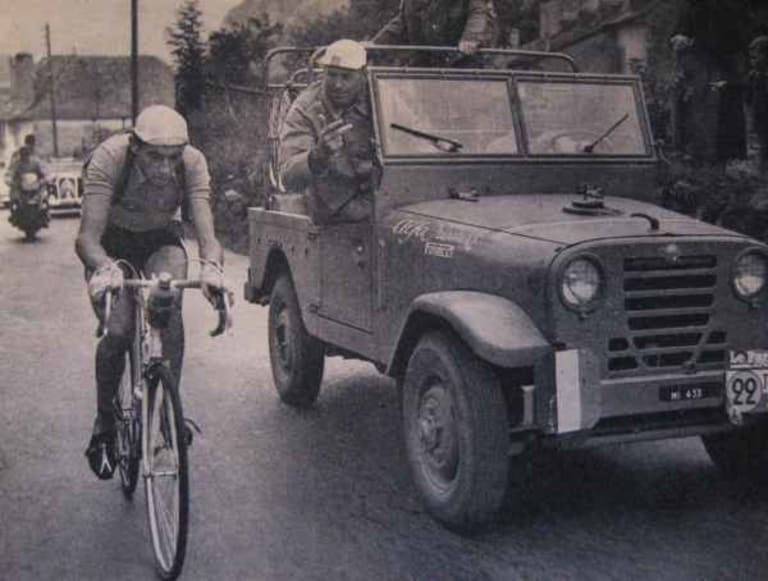 L'AR51 pendant le tour de France (en haut) et le raid Rome Pékin (en bas)
