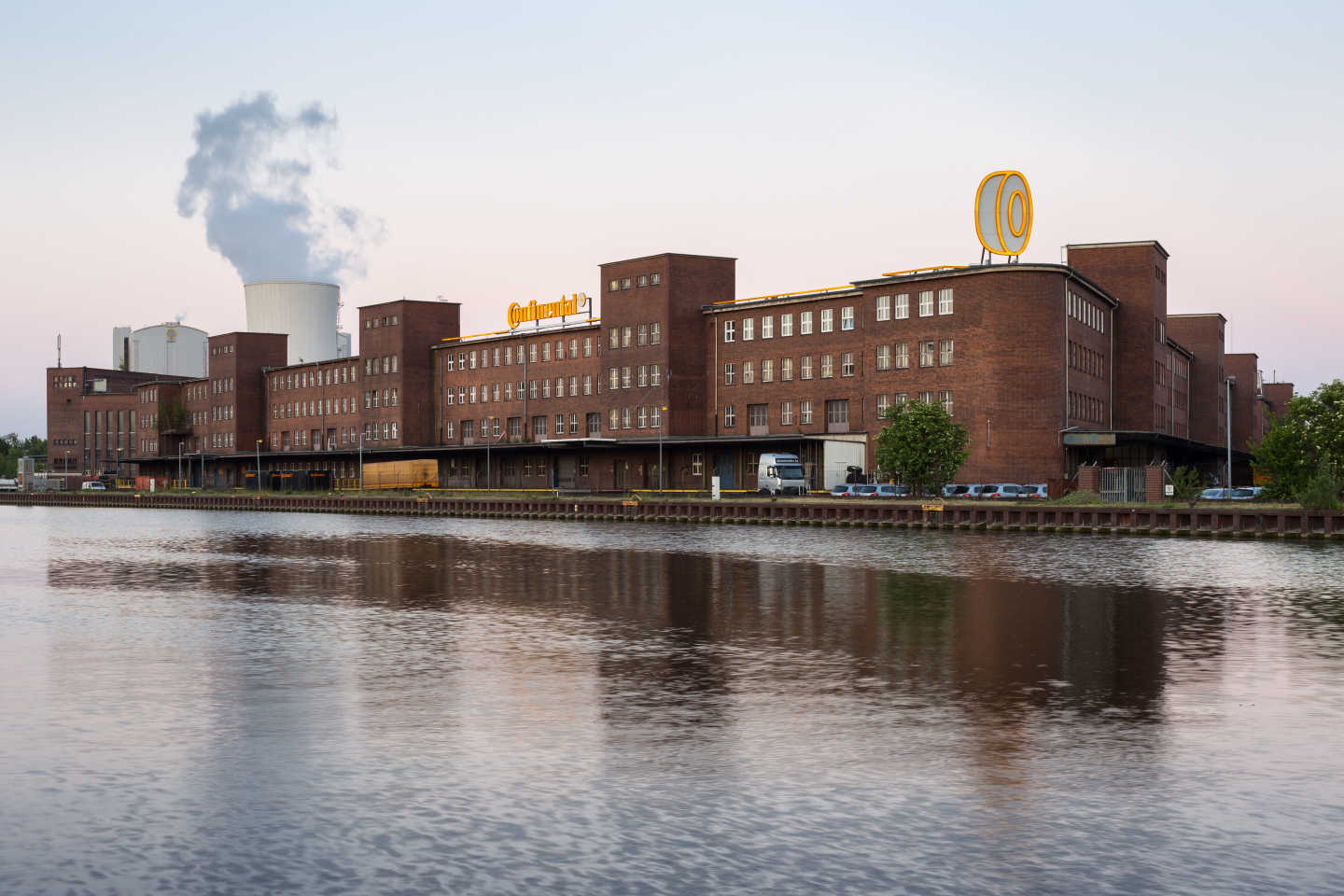 L'usine de pneus Continental à Hanovre, sur le Mittellandkanal, est dans la même veine architecturale...