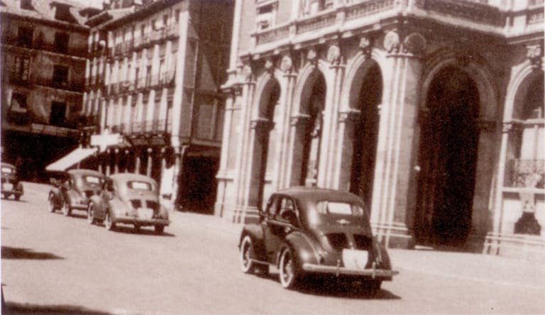 Les premières 4CV défilent dans Valladolid en 1953